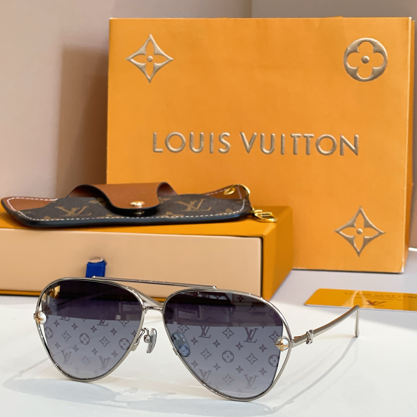 LOUIS VUITTO* MODELO: Z2995U TALLA: 59口11-140🉐155
