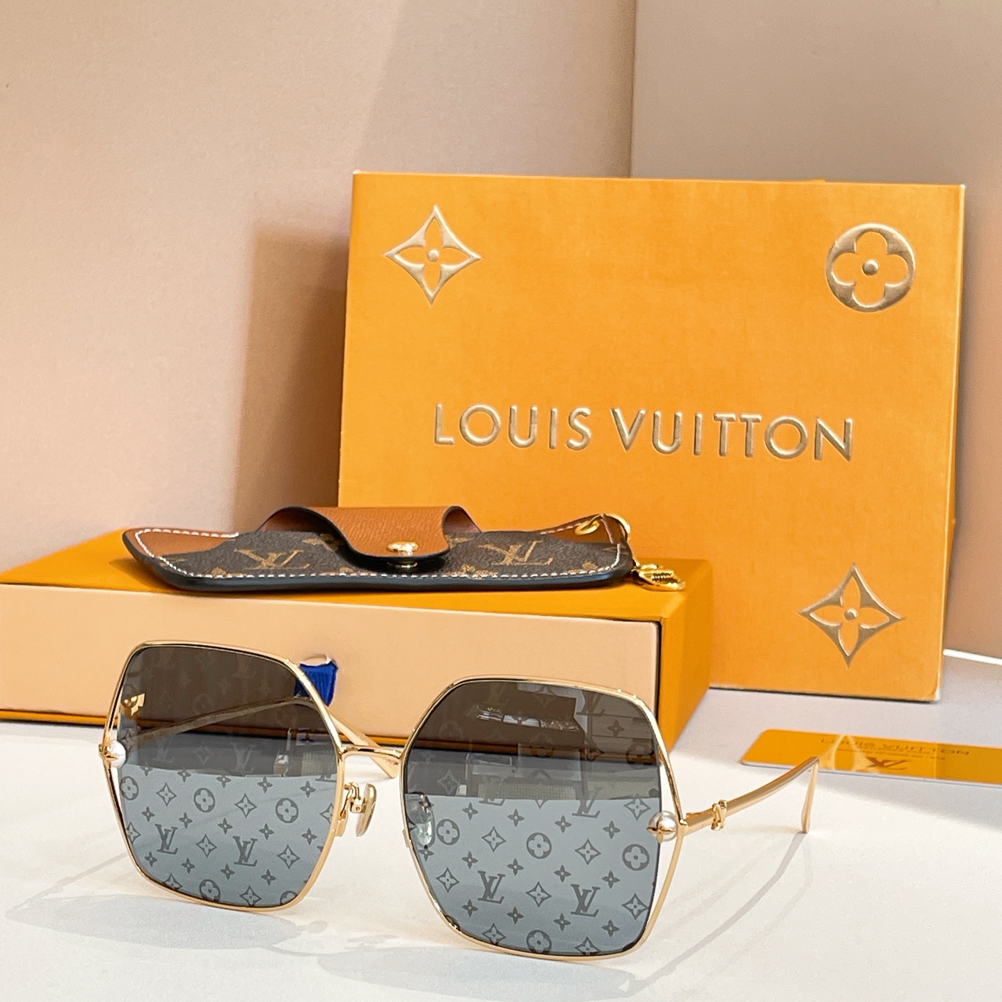 LOUIS VUITTO* MODELO: Z2994 TALLA: 62口16-140🉐155