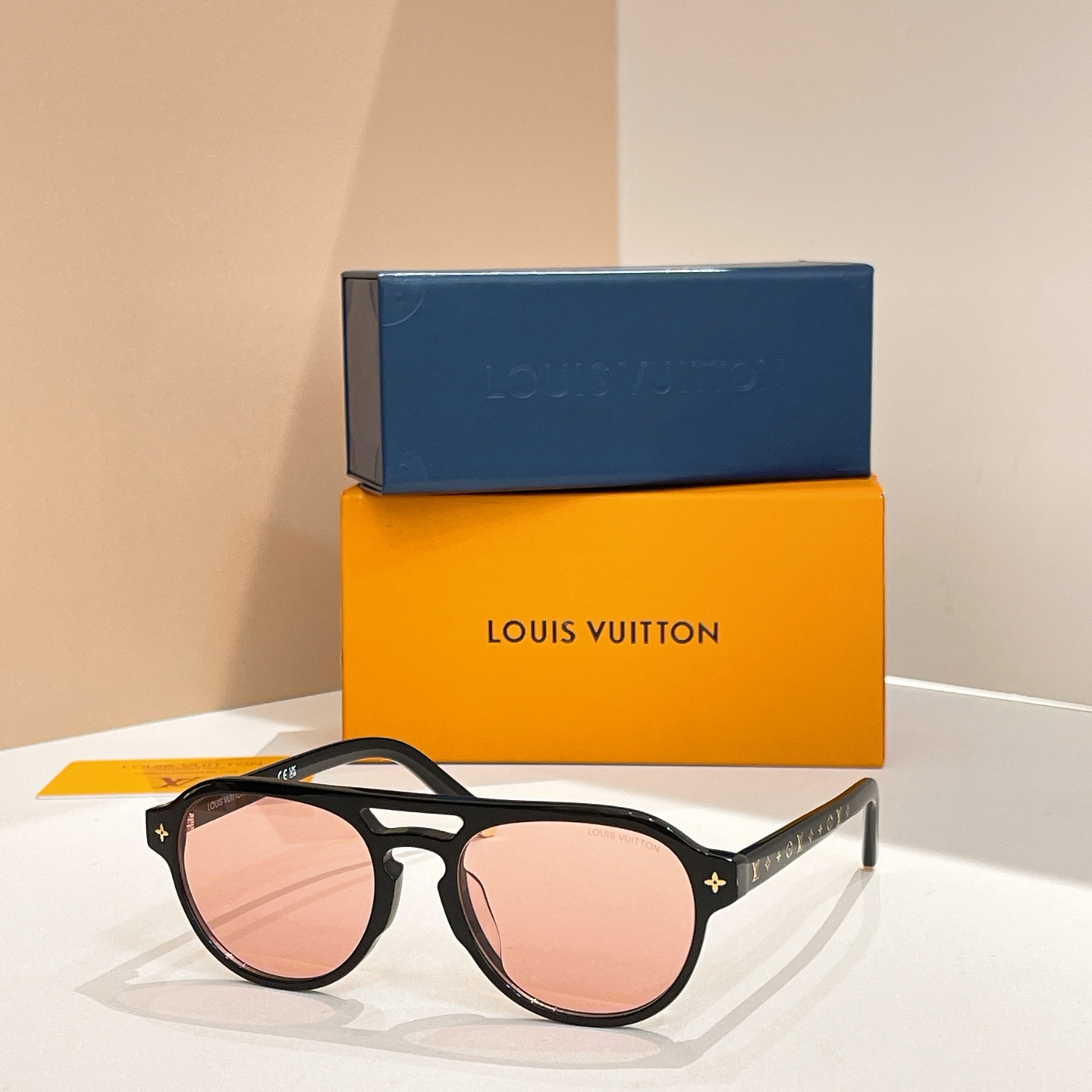 LOUIS VUITTO* MODELO: Z2857U TALLA: 54口20-145🉐145