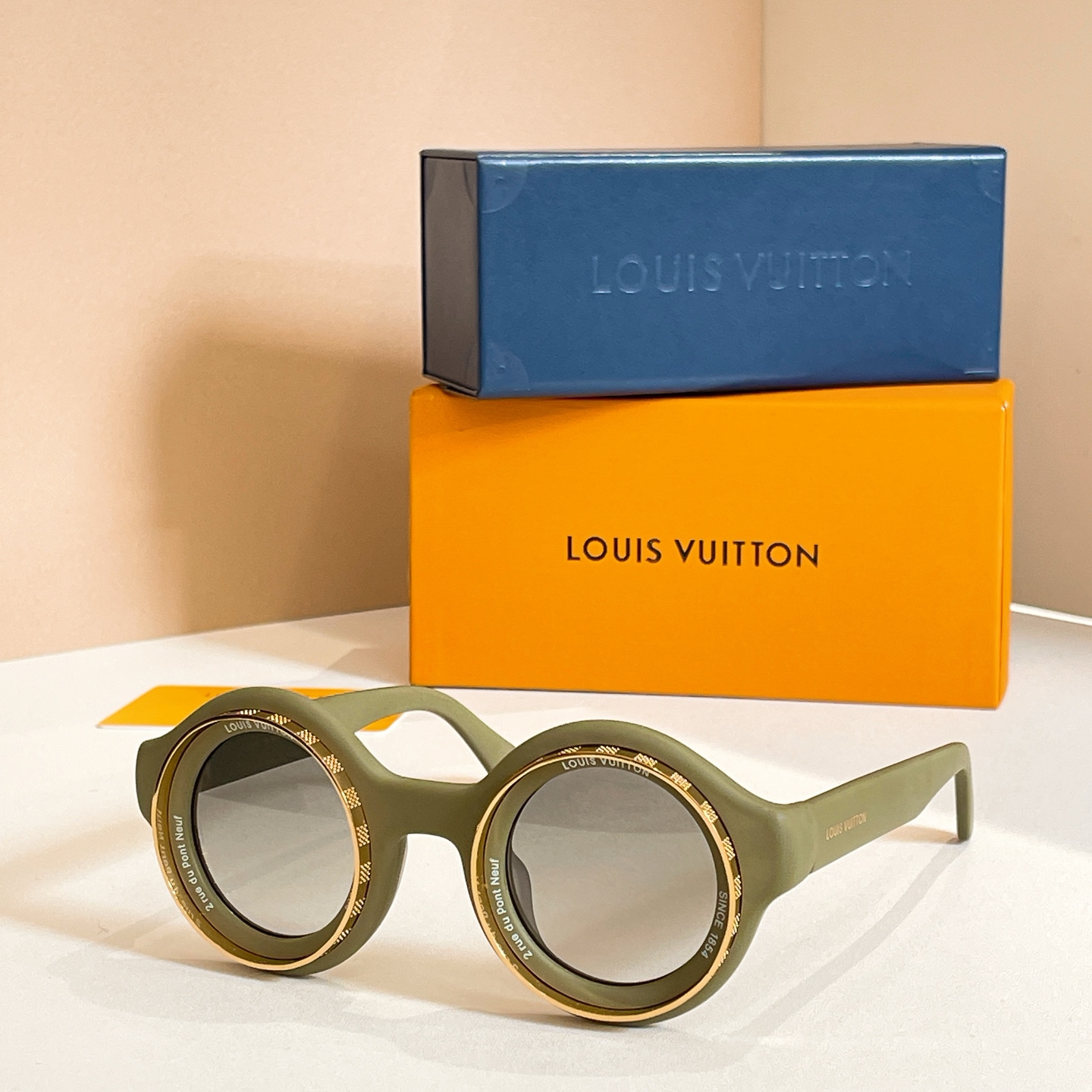 LOUIS VUITTO* MODELO: Z2598U TALLA: 44口32-145🉐185