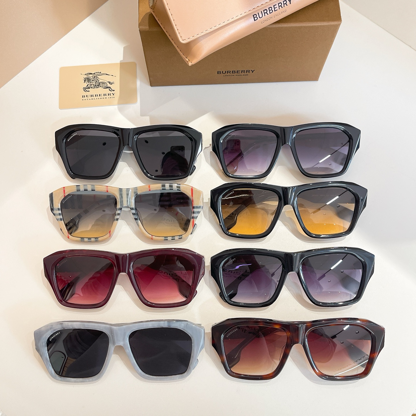BURBERR* MODEL：BE 6005