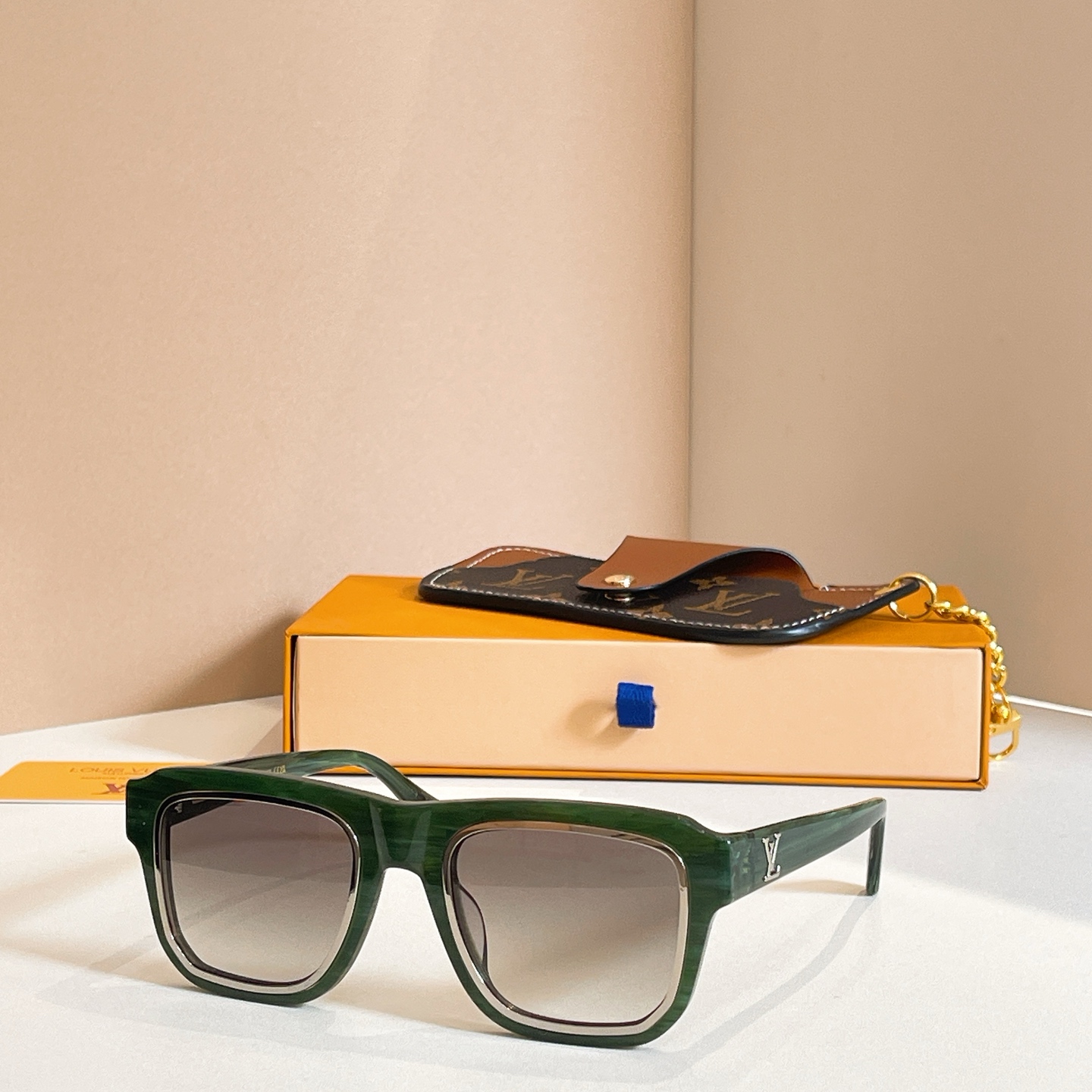 LOUIS VUITTON✨✨✨MODEL：Z2506U✨✨✨ SIZE：48口26-143✨✨