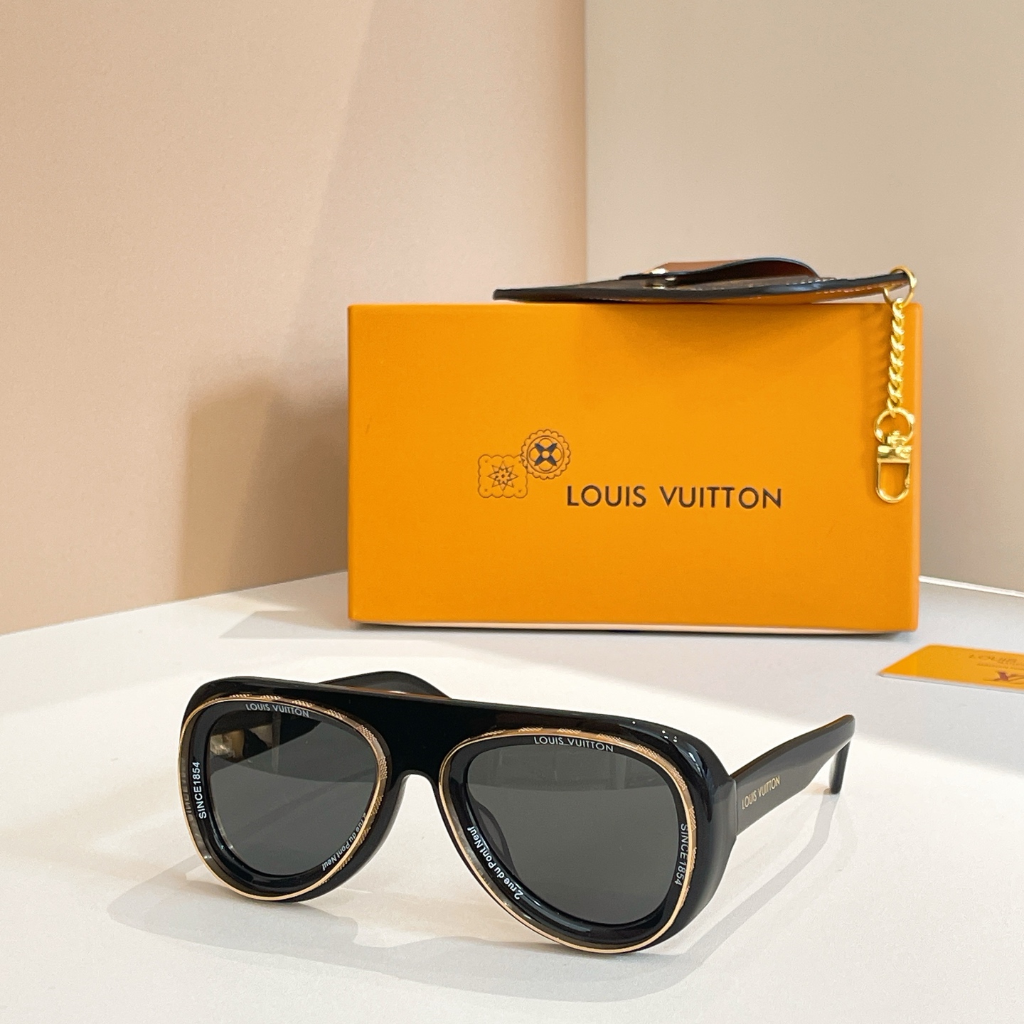 LOUIS VUITTON MODELO: Z2445U TALLA: 52口23-135🉐160