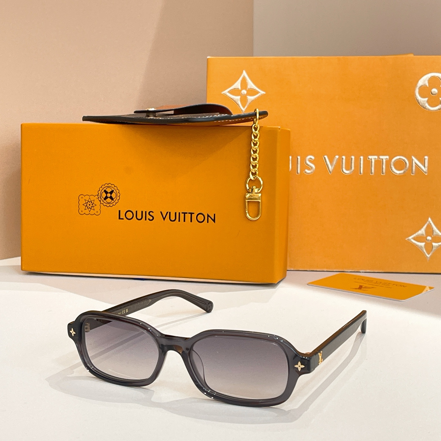 LOUIS VUITTO* MODELO: Z3046 TALLA: 54口17-145🉐155
