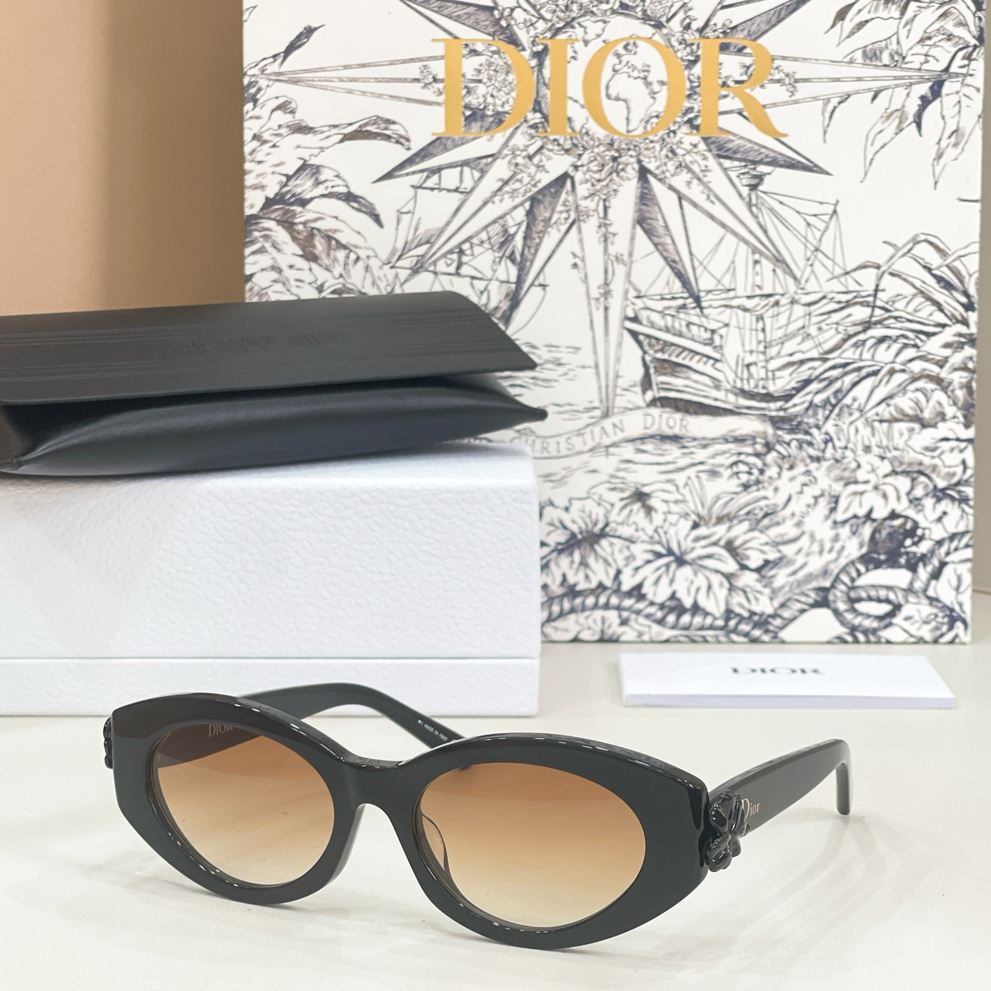 Lunettes de soleil DIOR en acétate ovales noires