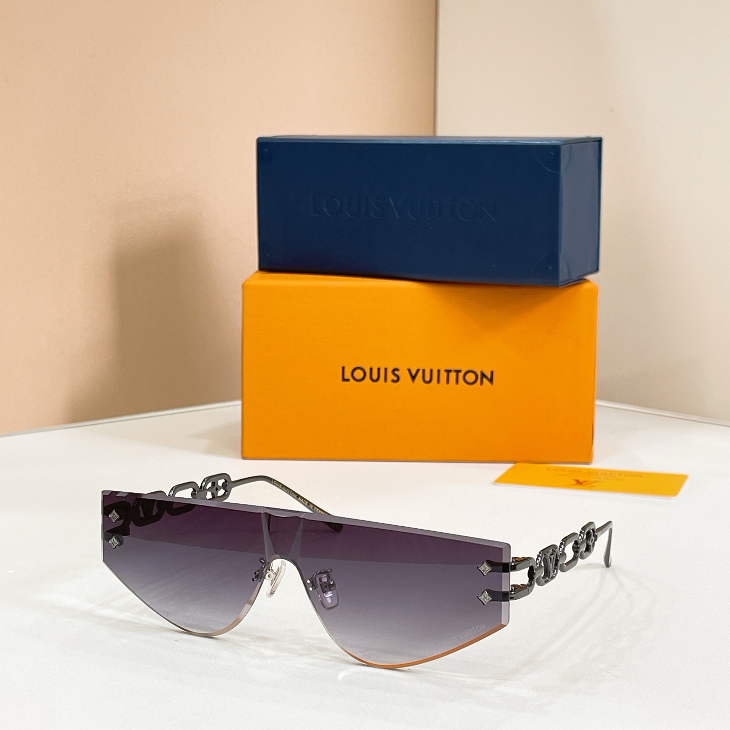 Louis Vuitton LOUIS VUITTO* MODEL：Z2031U SIZE：145口0-142