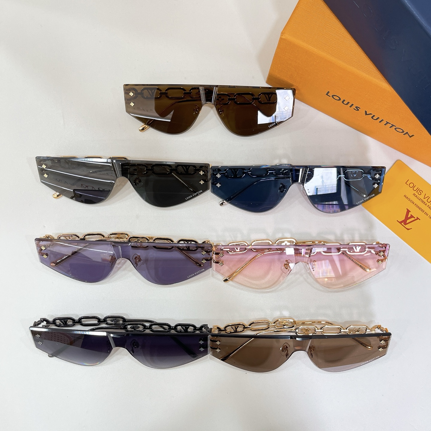 Louis Vuitton LOUIS VUITTO* MODEL：Z2031U SIZE：145口0-142