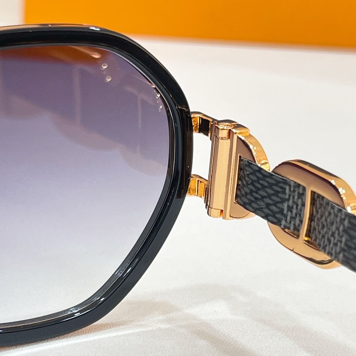 Louis Vuitton 13015072LOUIS VUITTO* MODEL：Z4062U SIZE：56口22-145