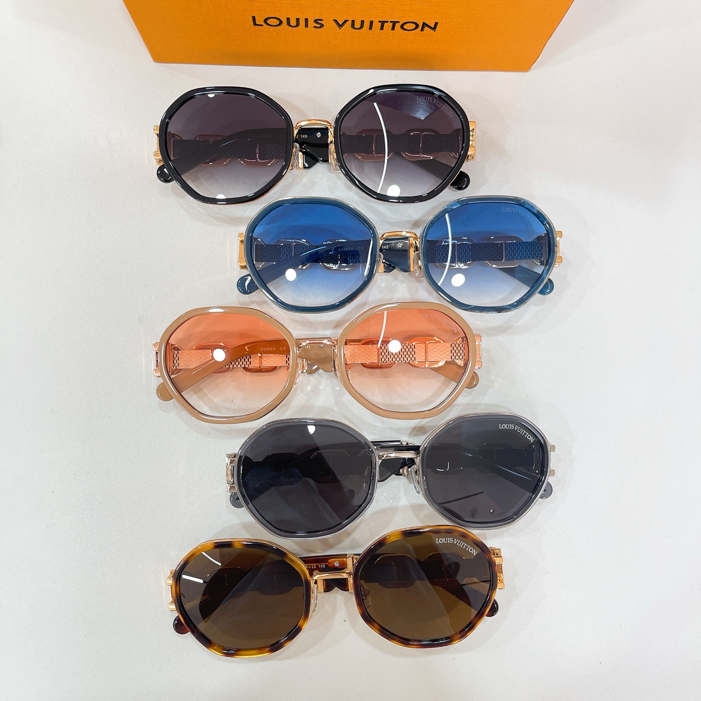 Louis Vuitton 13015072LOUIS VUITTO* MODEL：Z4062U SIZE：56口22-145