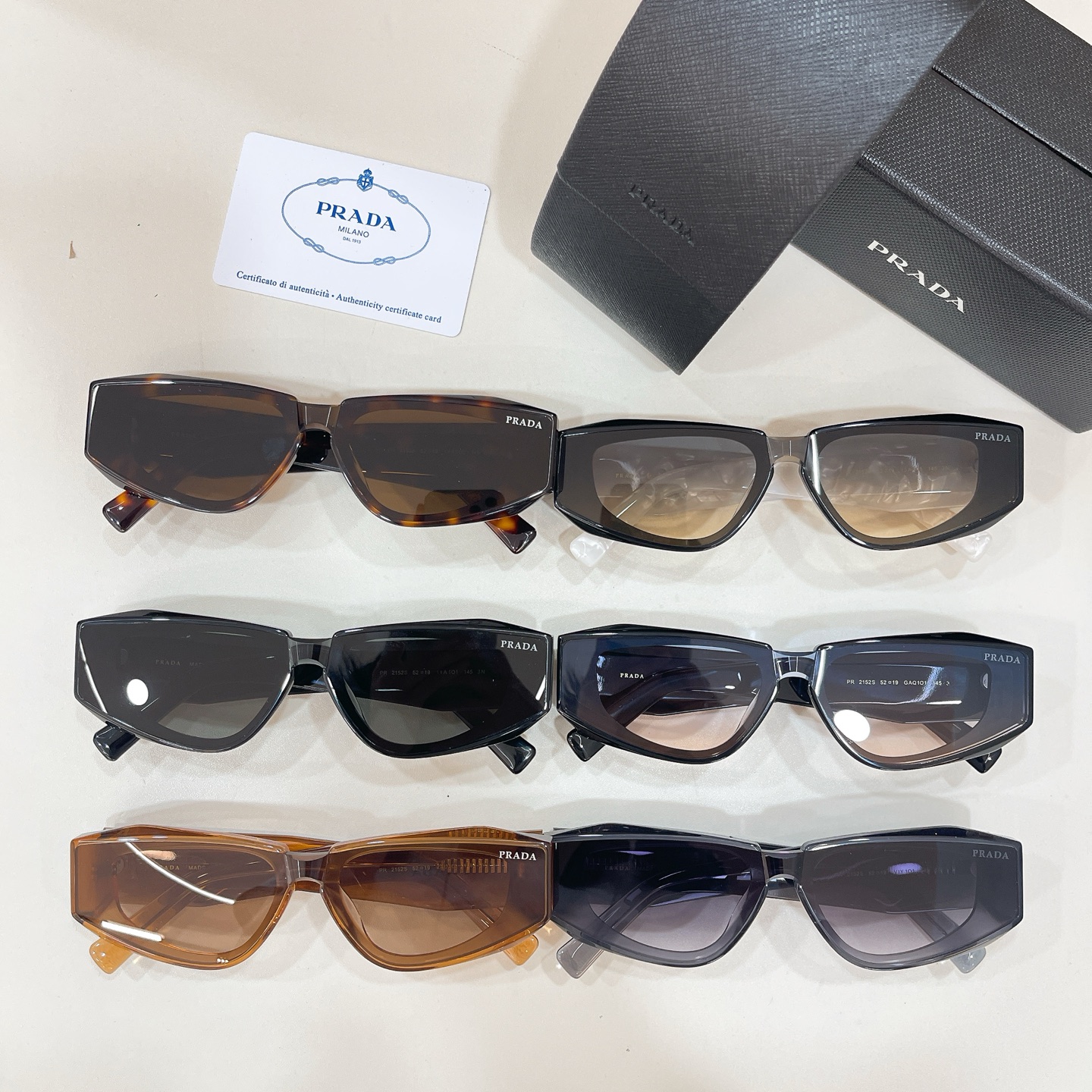 Prada 13015043PRAD* MODEL：PR 2152S SIZE：52口19-145