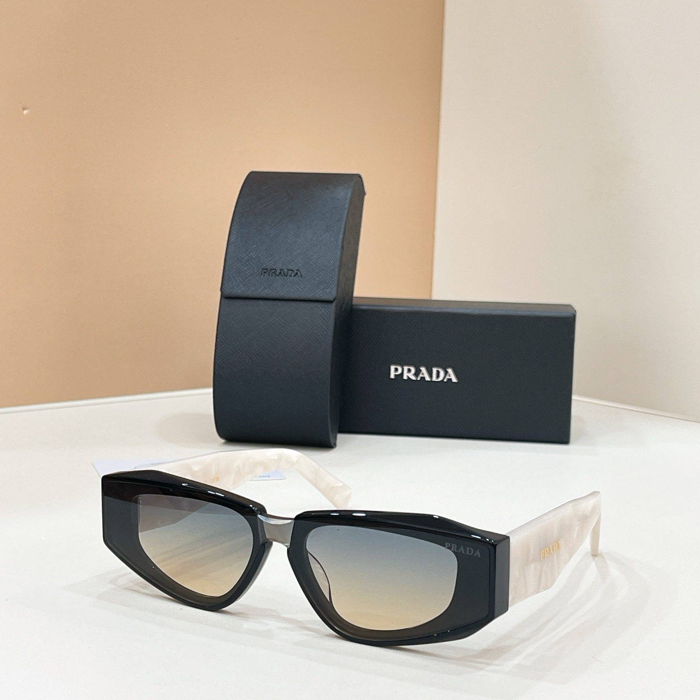Prada 13015043PRAD* MODEL：PR 2152S SIZE：52口19-145