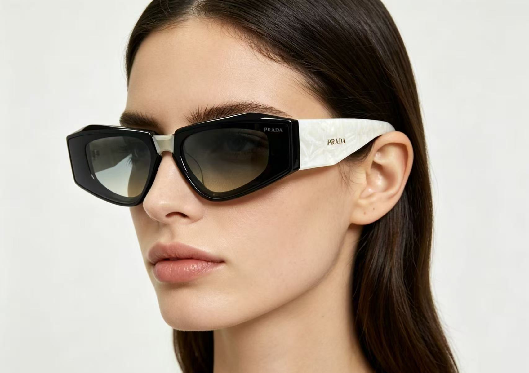 Prada 13015076PRAD* MODEL：PR 2152S SIZE：52口19-145
