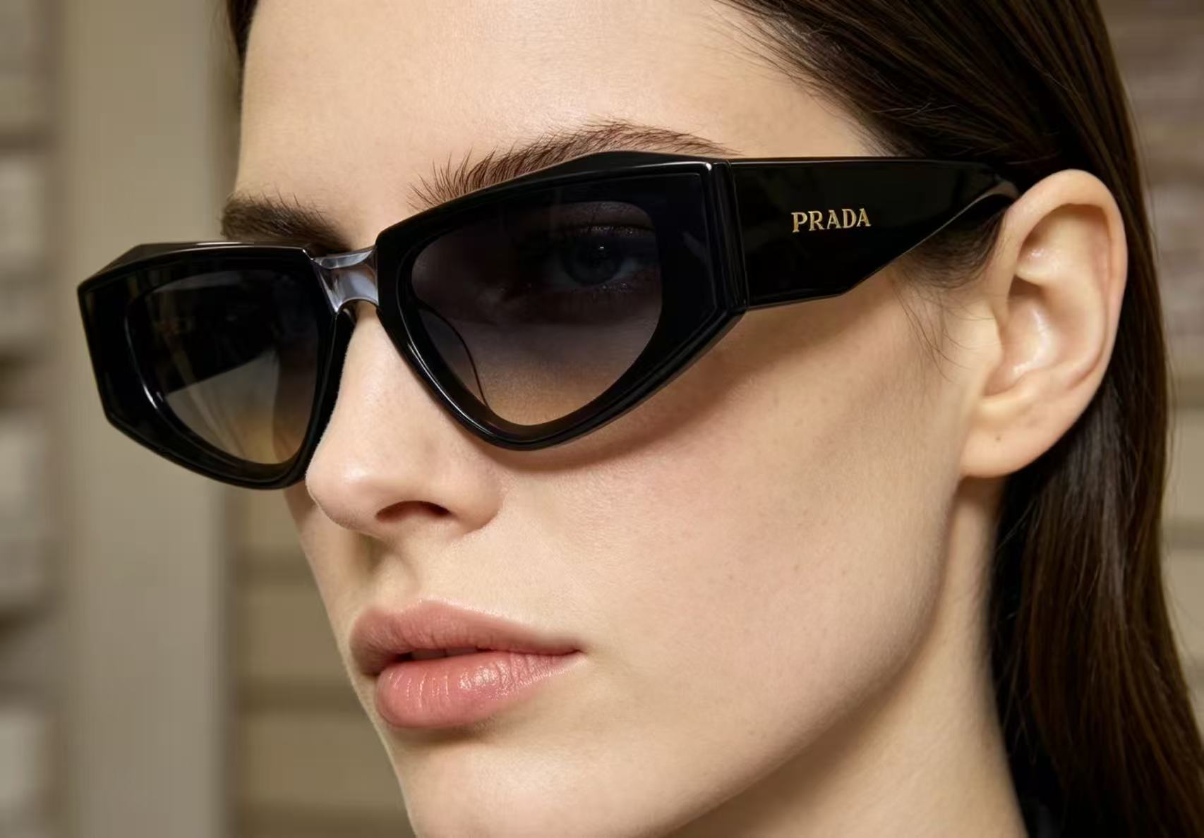 Prada 13015076PRAD* MODEL：PR 2152S SIZE：52口19-145