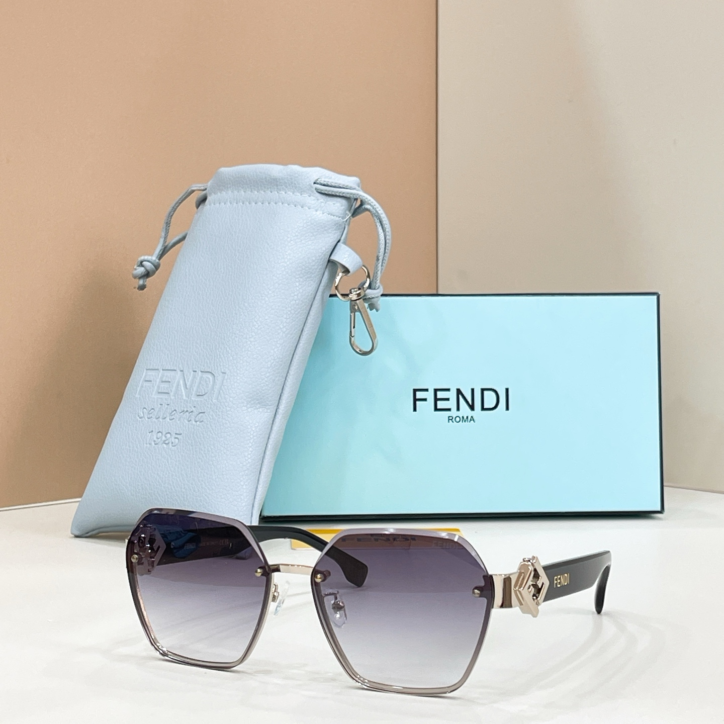 Fendi 13015076FENDI MODEL：FE 40152I SIZE：62口16-140