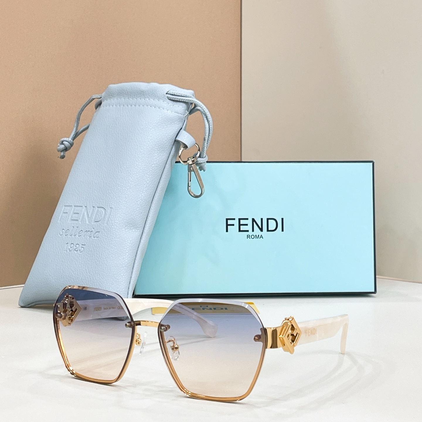 Fendi 13015076FENDI MODEL：FE 40152I SIZE：62口16-140