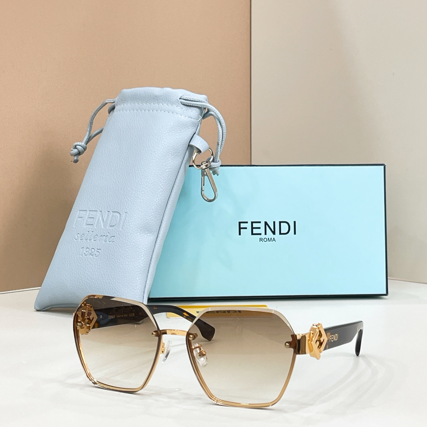 Fendi 13015076FENDI MODEL：FE 40152I SIZE：62口16-140