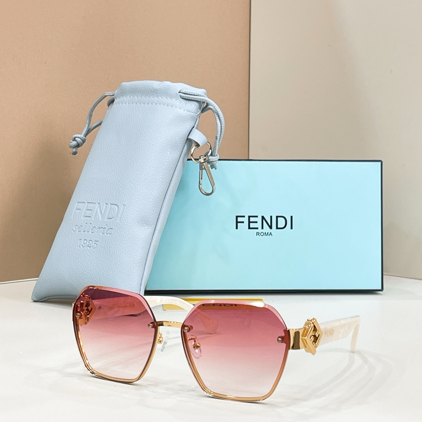 Fendi 13015076FENDI MODEL：FE 40152I SIZE：62口16-140