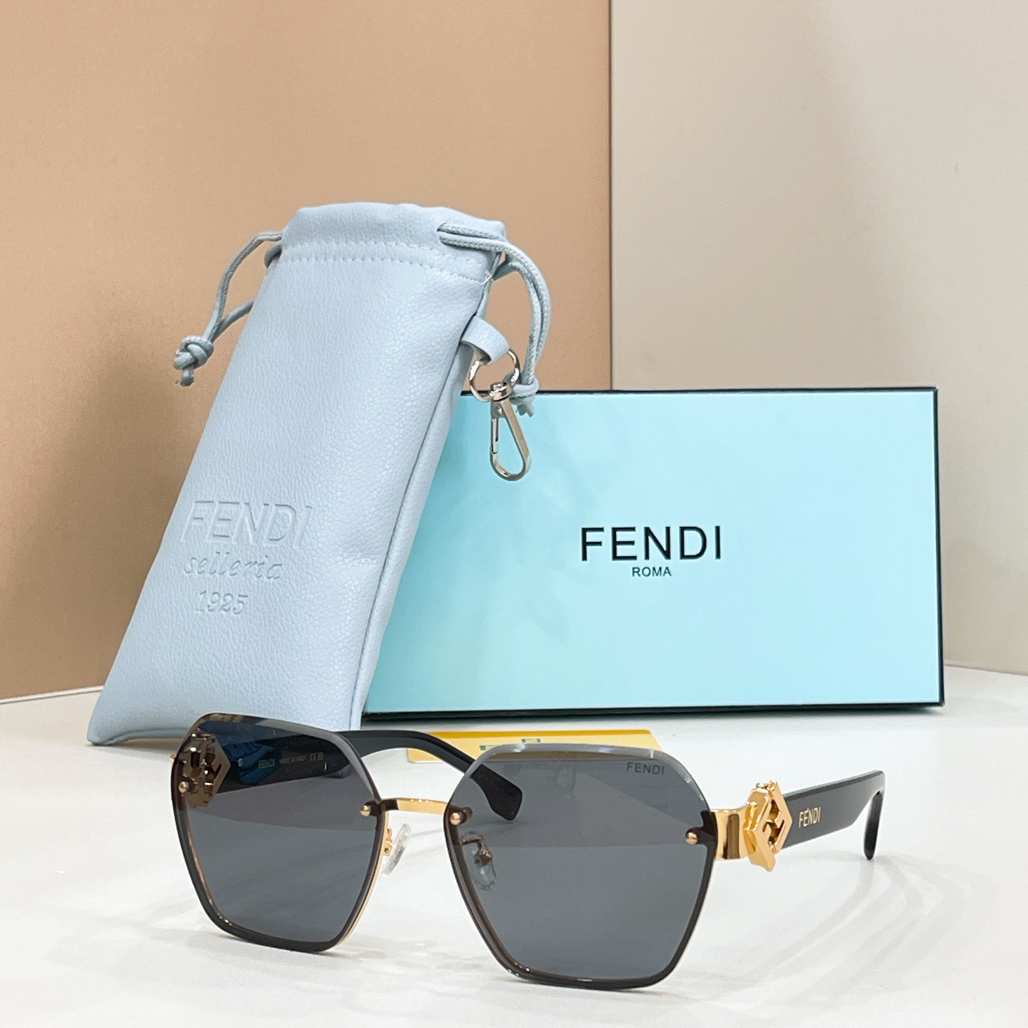 Fendi 13015076FENDI MODEL：FE 40152I SIZE：62口16-140
