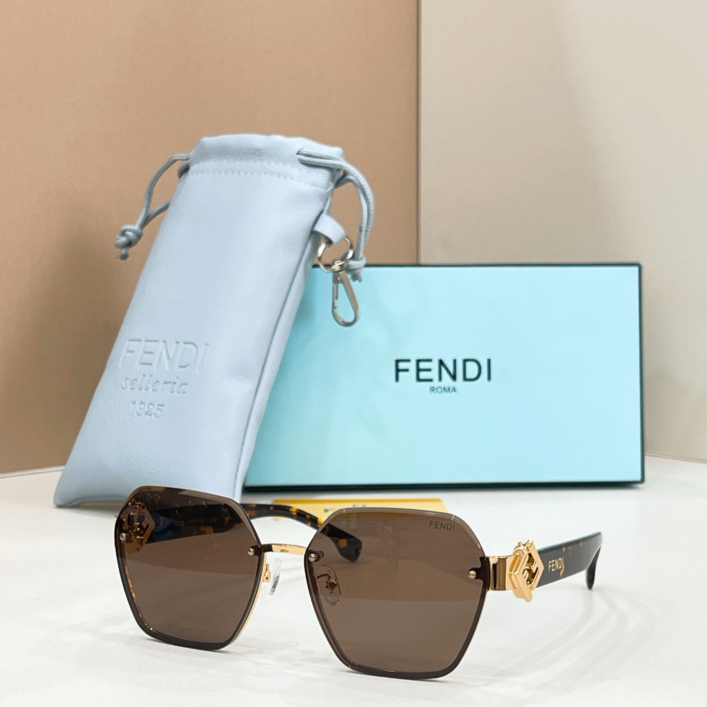 Fendi 13015076FENDI MODEL：FE 40152I SIZE：62口16-140