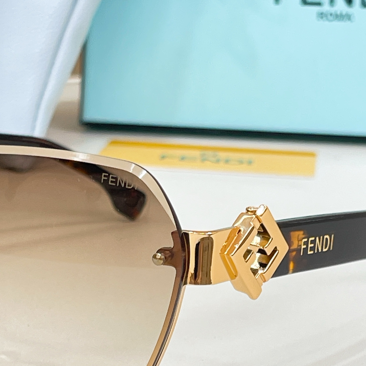 Fendi 13015076FENDI MODEL：FE 40152I SIZE：62口16-140