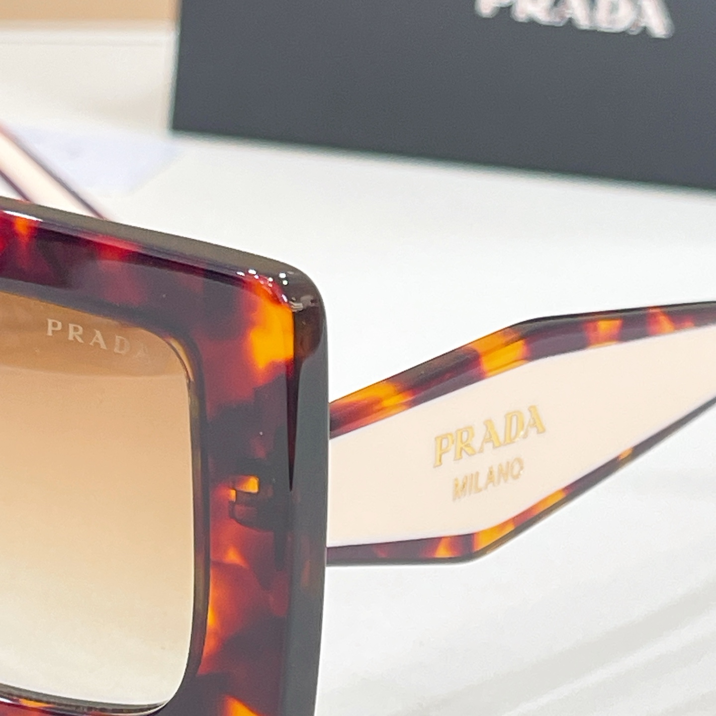 Prada 10013046PRAD* MODEL：SPR D01 SIZE：52口21-140