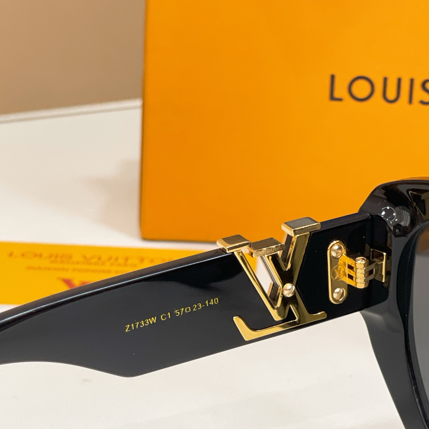 Louis Vuitton LOUIS VUITTO* MODEL：Z1733W SIZE：57口23-140