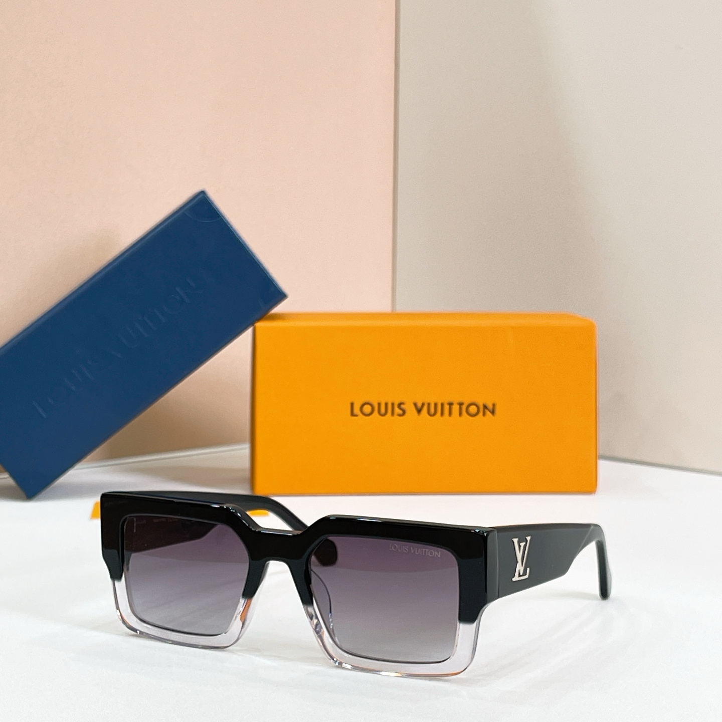 Louis Vuitton 13015043LOUIS VUITTO* MODEL：Z1579E SIZE：55口20-145