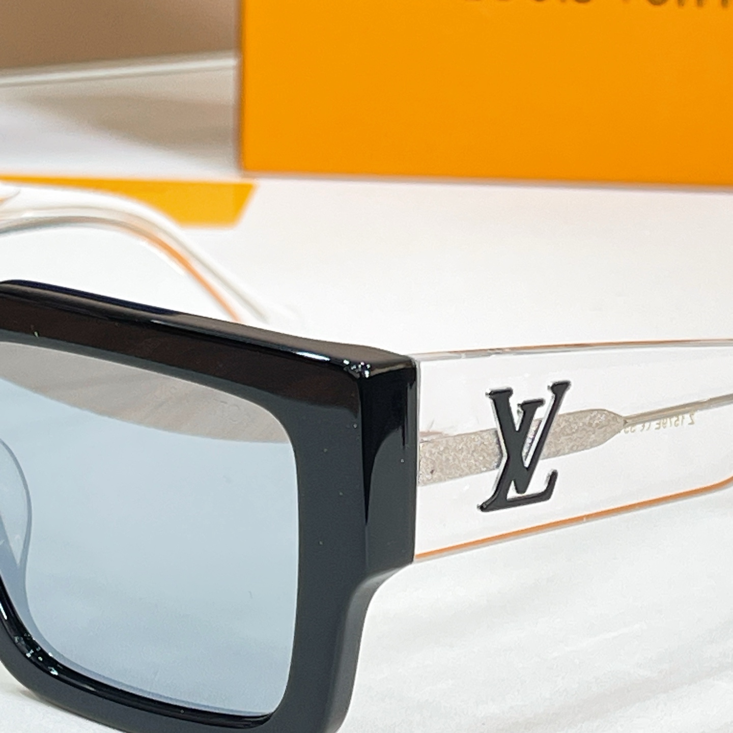 Louis Vuitton LOUIS VUITTO* MODEL：Z1579E SIZE：55口20-145