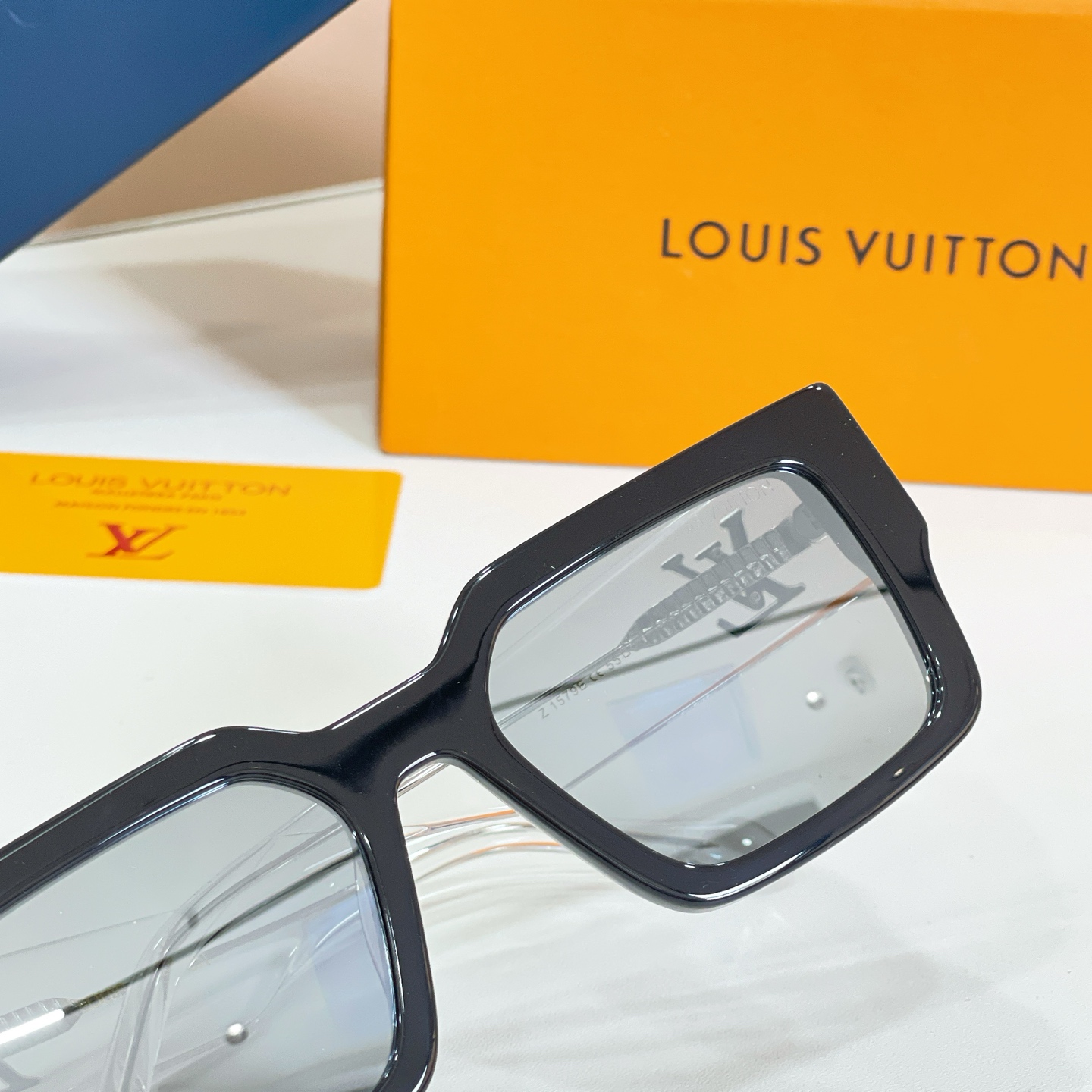 Louis Vuitton LOUIS VUITTO* MODEL：Z1579E SIZE：55口20-145