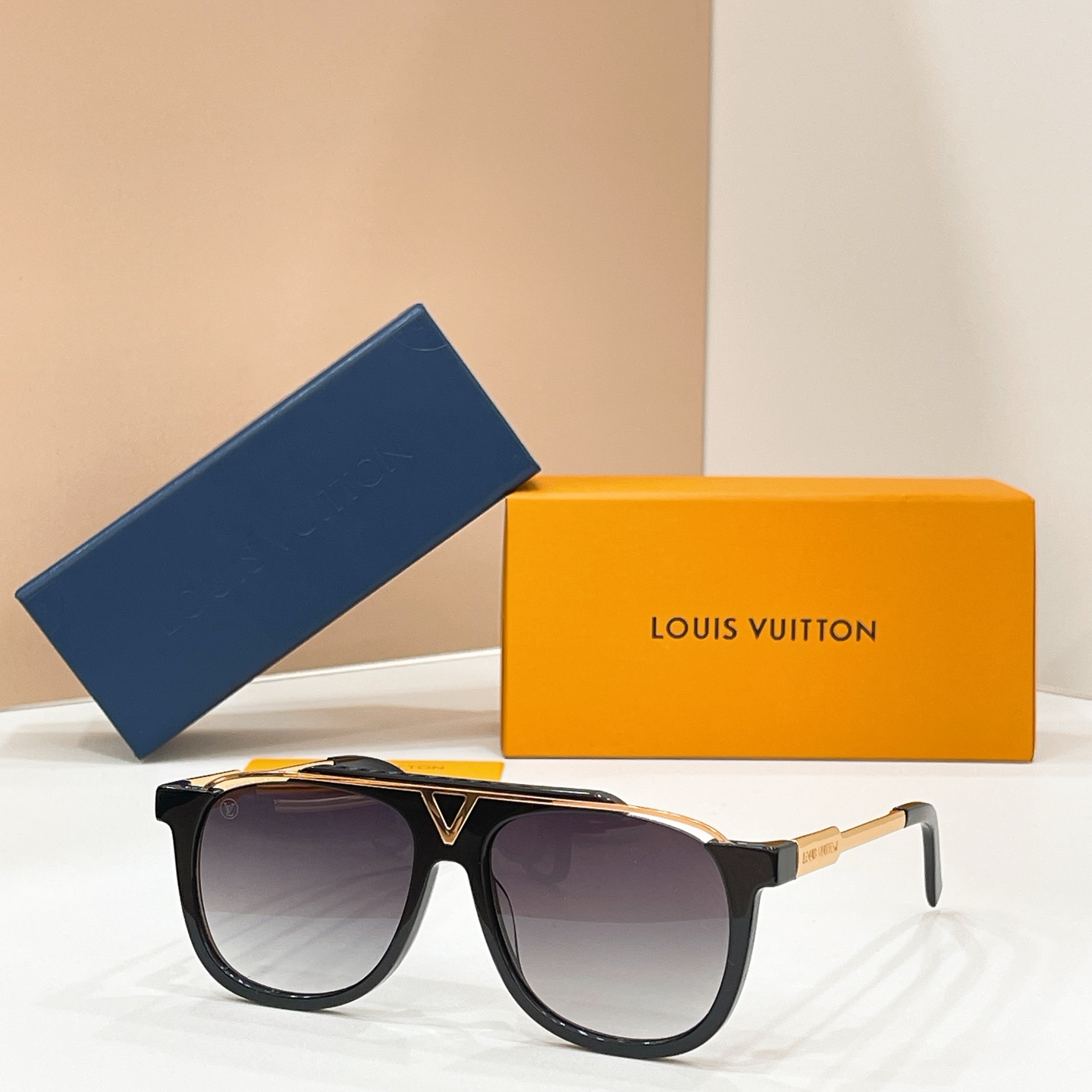 Louis Vuitton 13015046LOUIS VUITTO* MODEL：Z0936E SIZE：57口16-145
