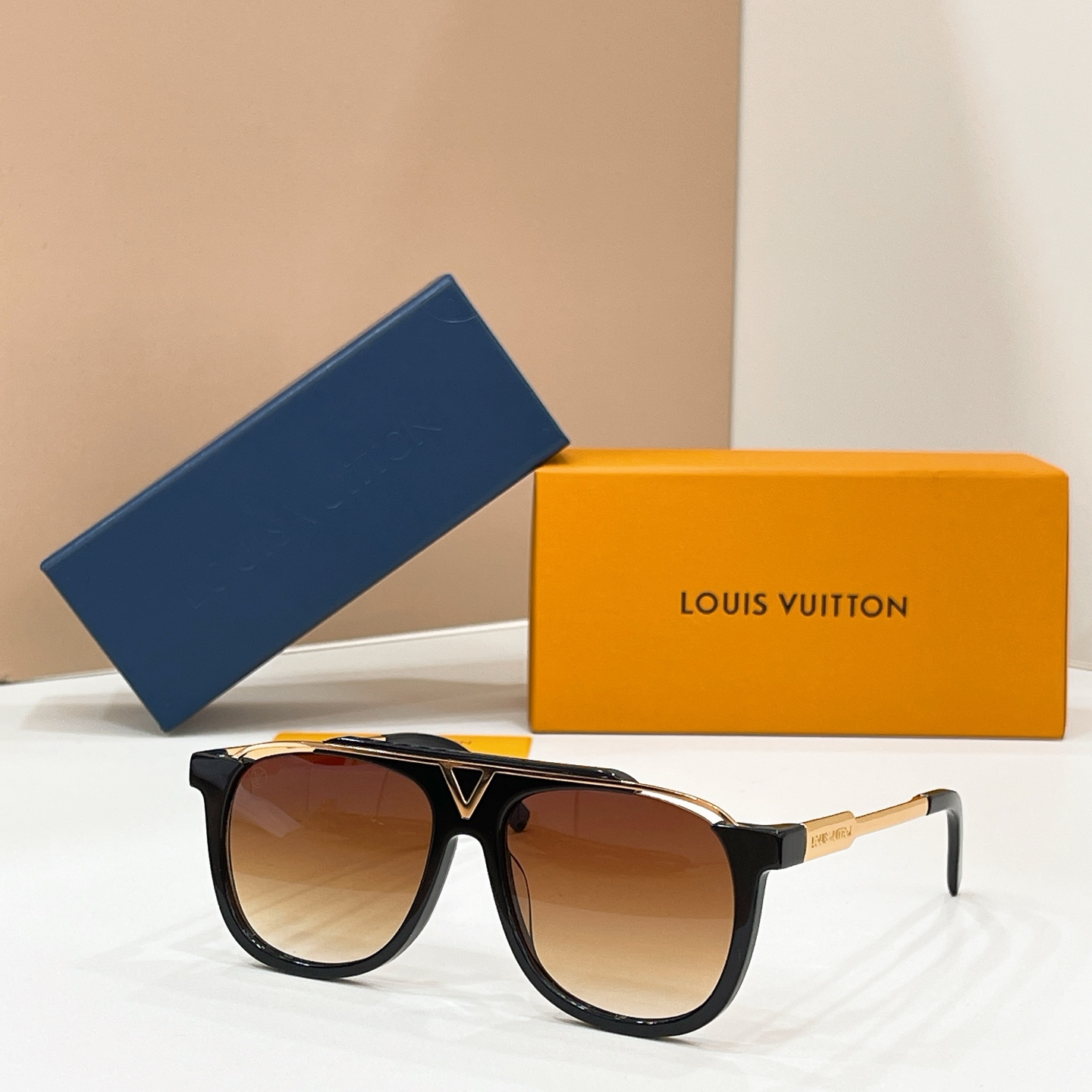 Louis Vuitton 13015046LOUIS VUITTO* MODEL：Z0936E SIZE：57口16-145
