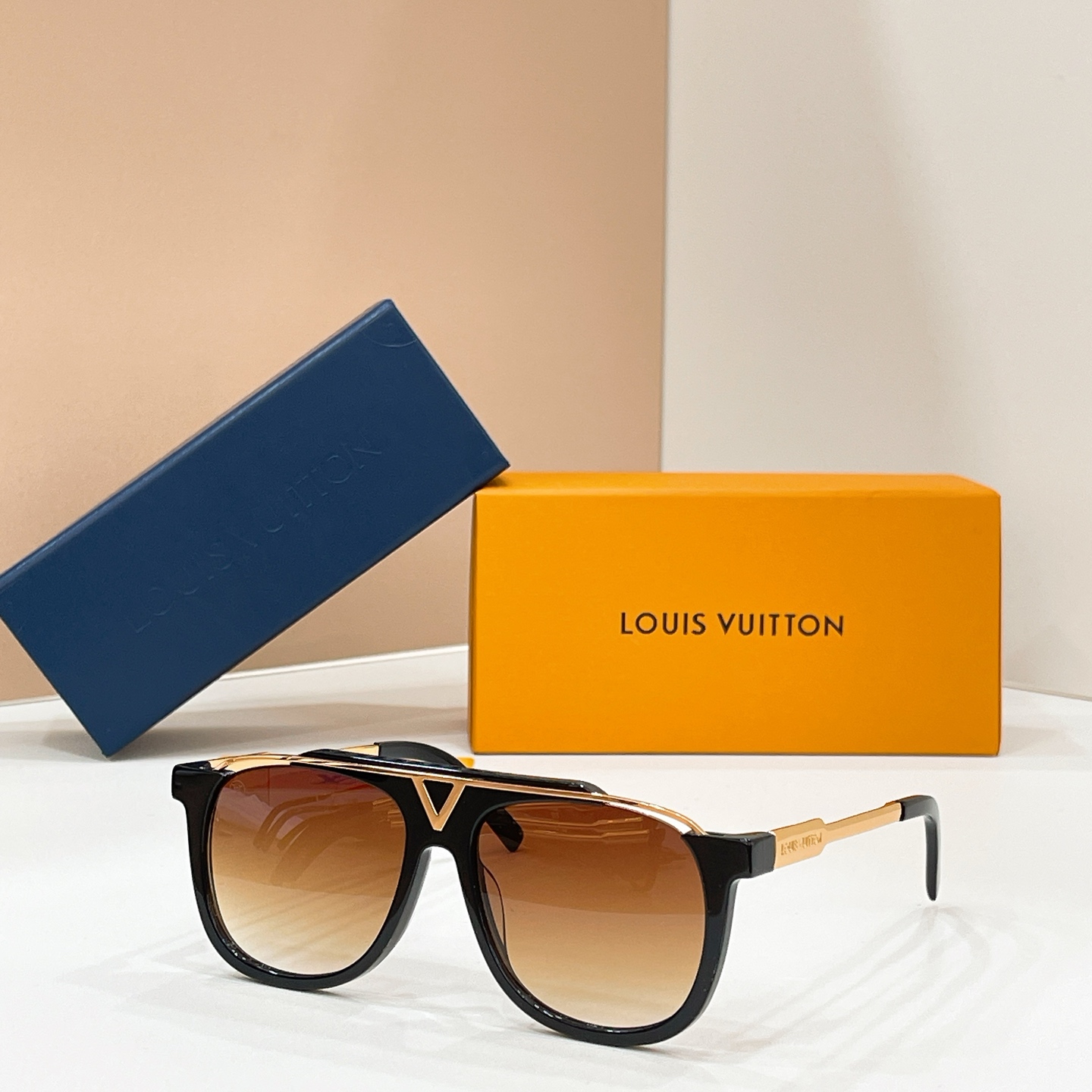 Louis Vuitton 13015046LOUIS VUITTO* MODEL：Z0936E SIZE：57口16-145