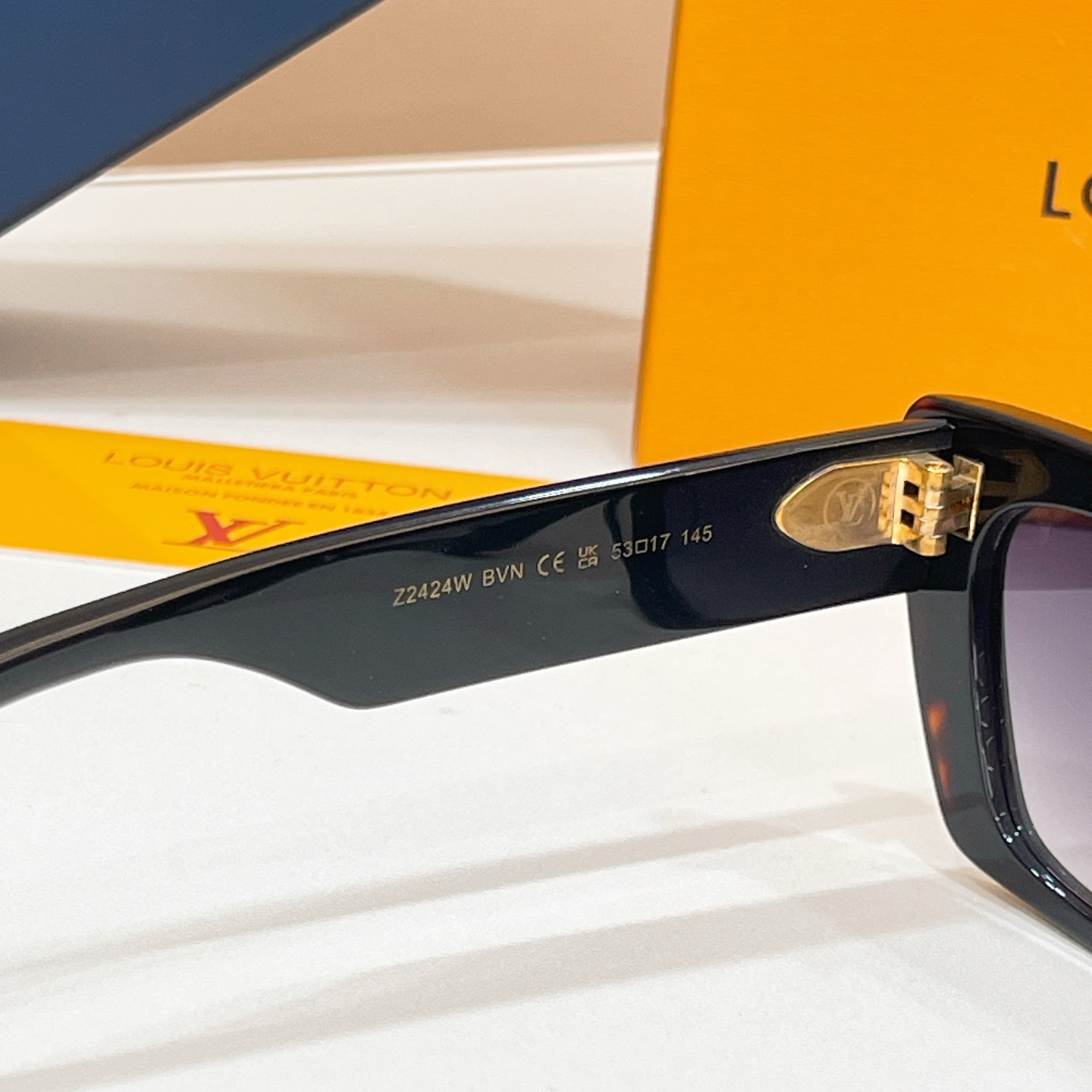 Louis Vuitton 09012073LOUIS VUITTO* MODEL：Z2425W SIZE：53口17-145