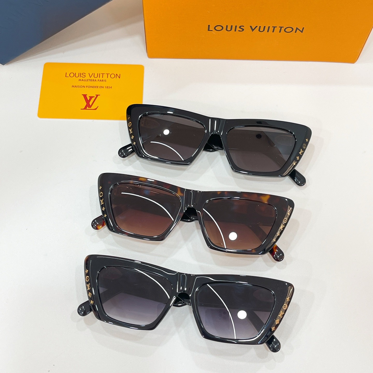 Louis Vuitton 09012073LOUIS VUITTO* MODEL：Z2425W SIZE：53口17-145