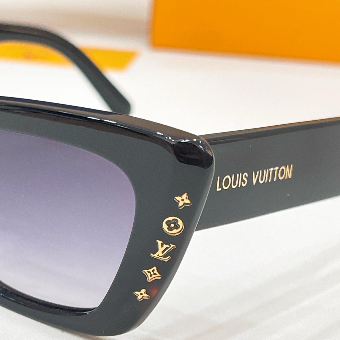 Louis Vuitton 09012073LOUIS VUITTO* MODEL：Z2425W SIZE：53口17-145