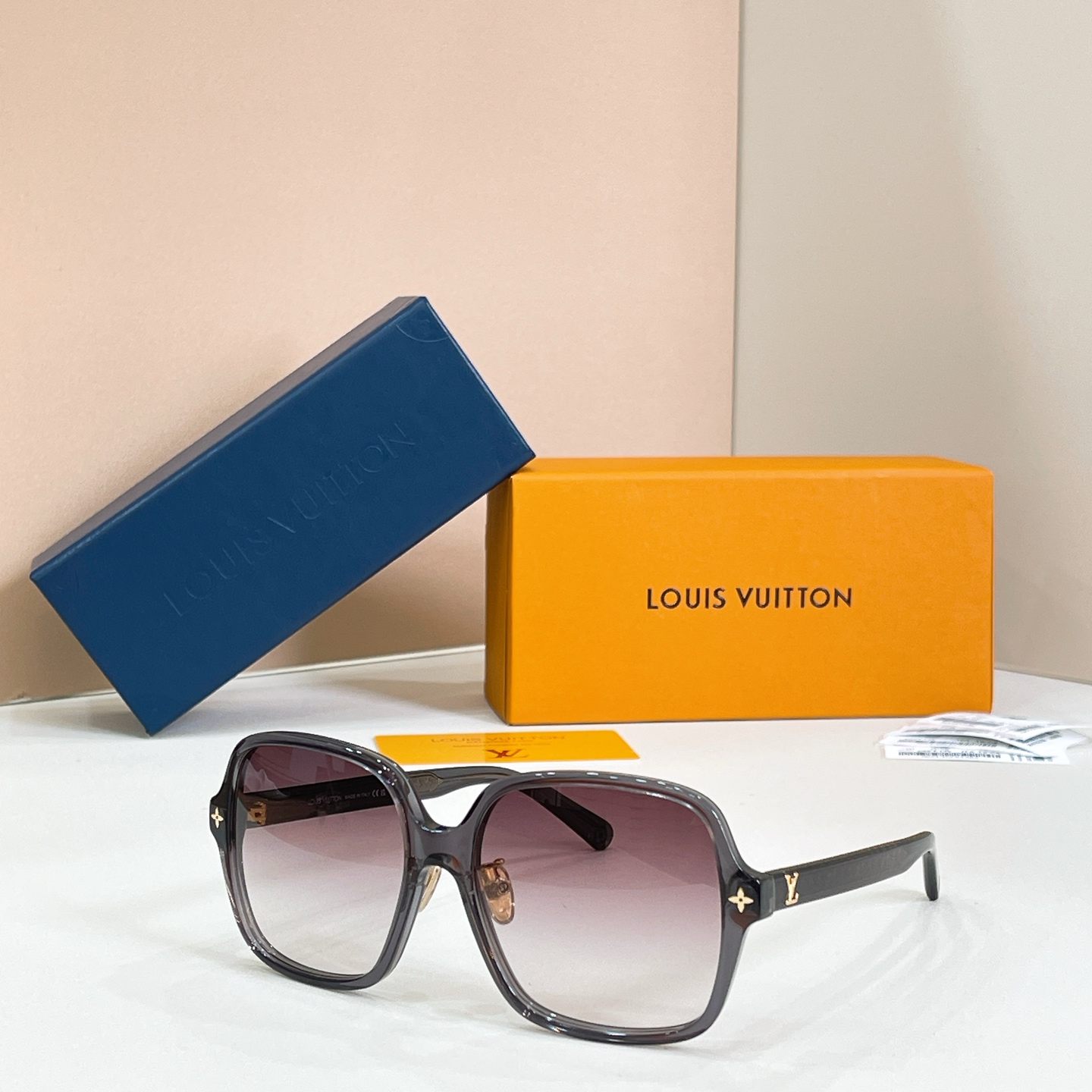 Louis Vuitton 13015073LOUIS VUITTO* MODEL：Z3044E SIZE：56口16-145 钟楚曦同款～～