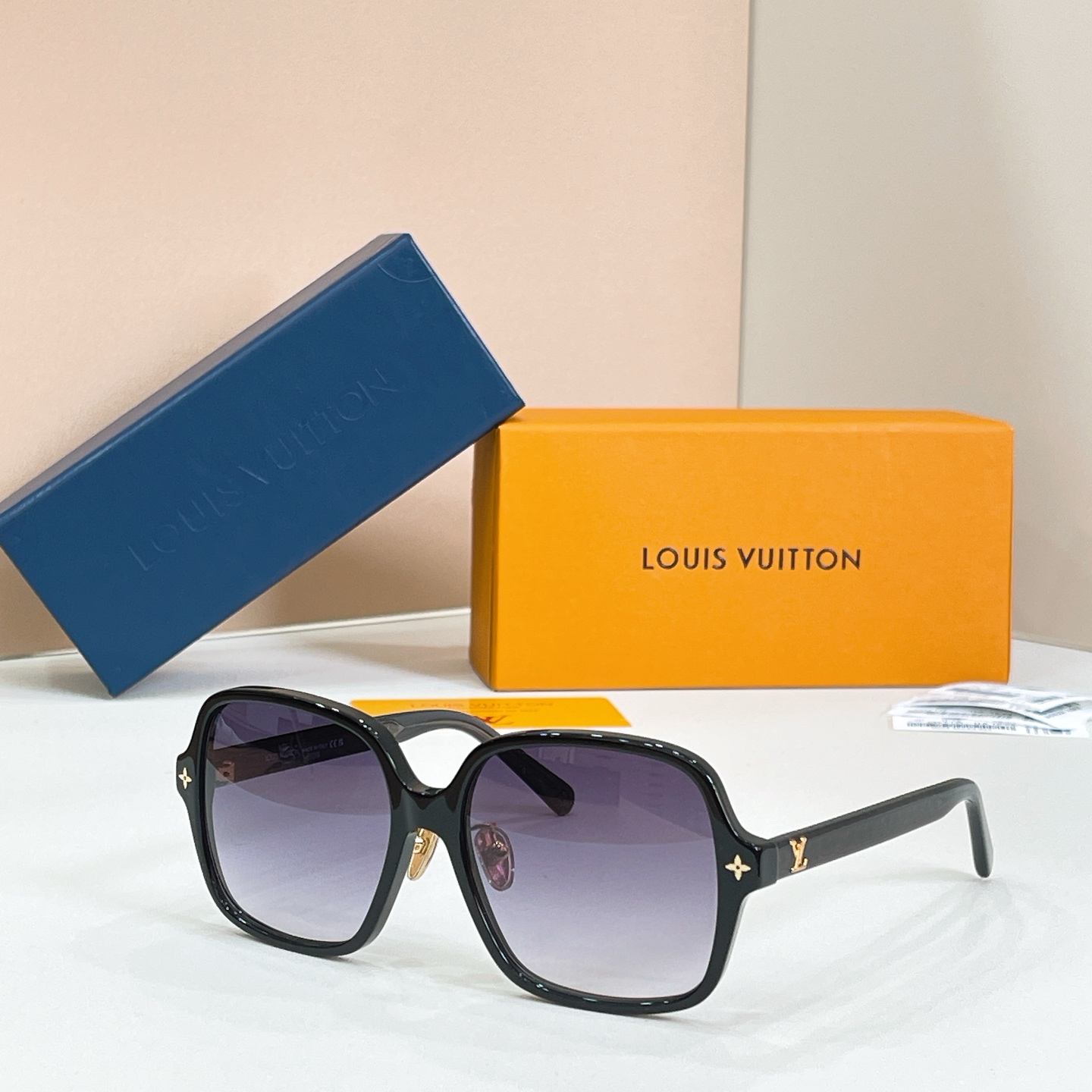 Louis Vuitton 13015073LOUIS VUITTO* MODEL：Z3044E SIZE：56口16-145 钟楚曦同款～～