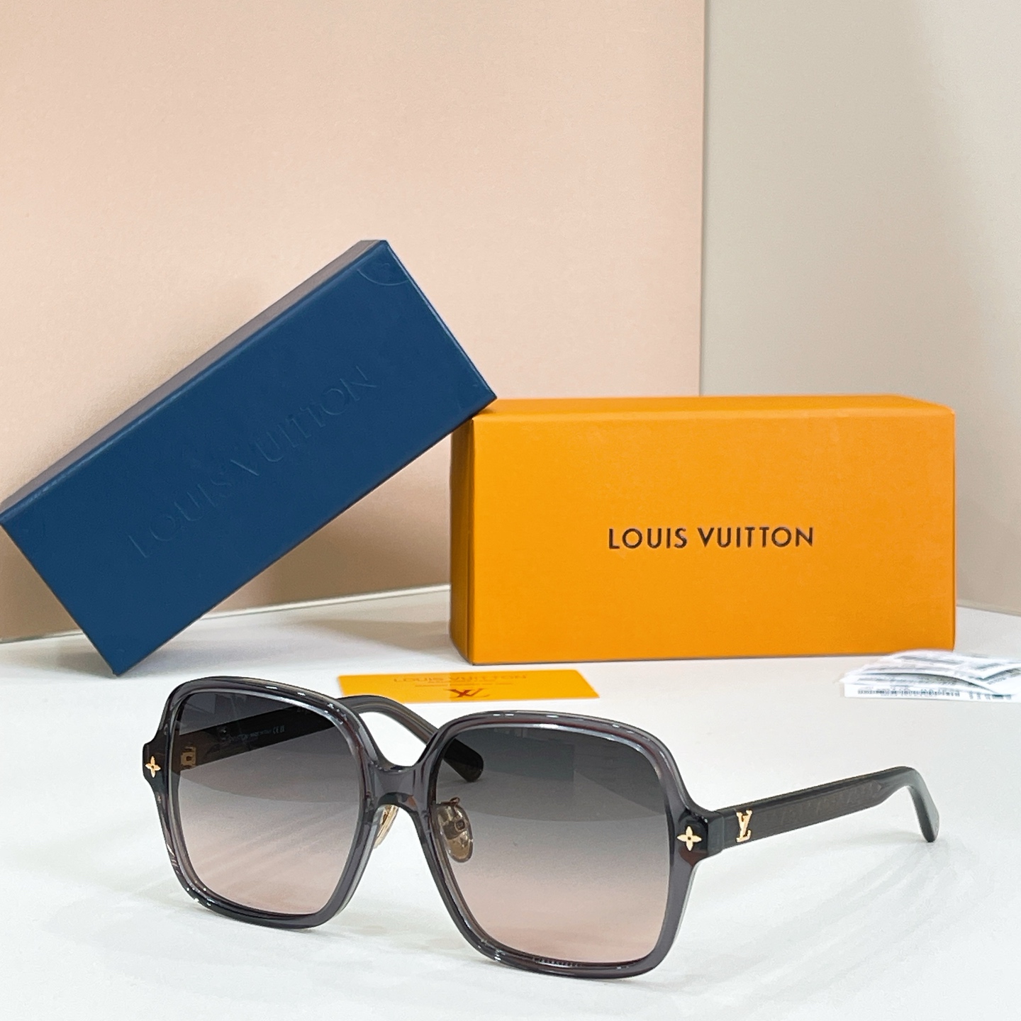Louis Vuitton 13015073LOUIS VUITTO* MODEL：Z3044E SIZE：56口16-145 钟楚曦同款～～