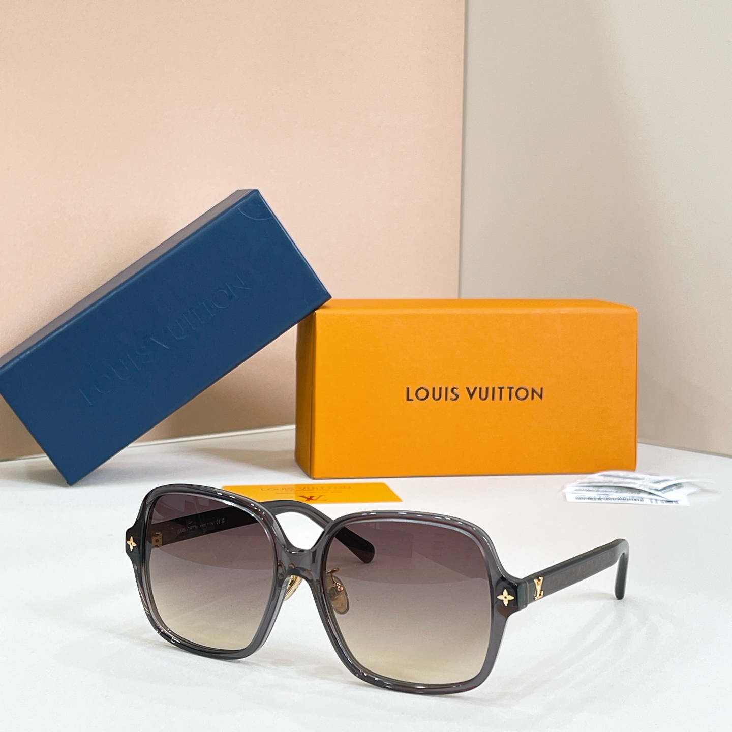 Louis Vuitton 13015073LOUIS VUITTO* MODEL：Z3044E SIZE：56口16-145 钟楚曦同款～～