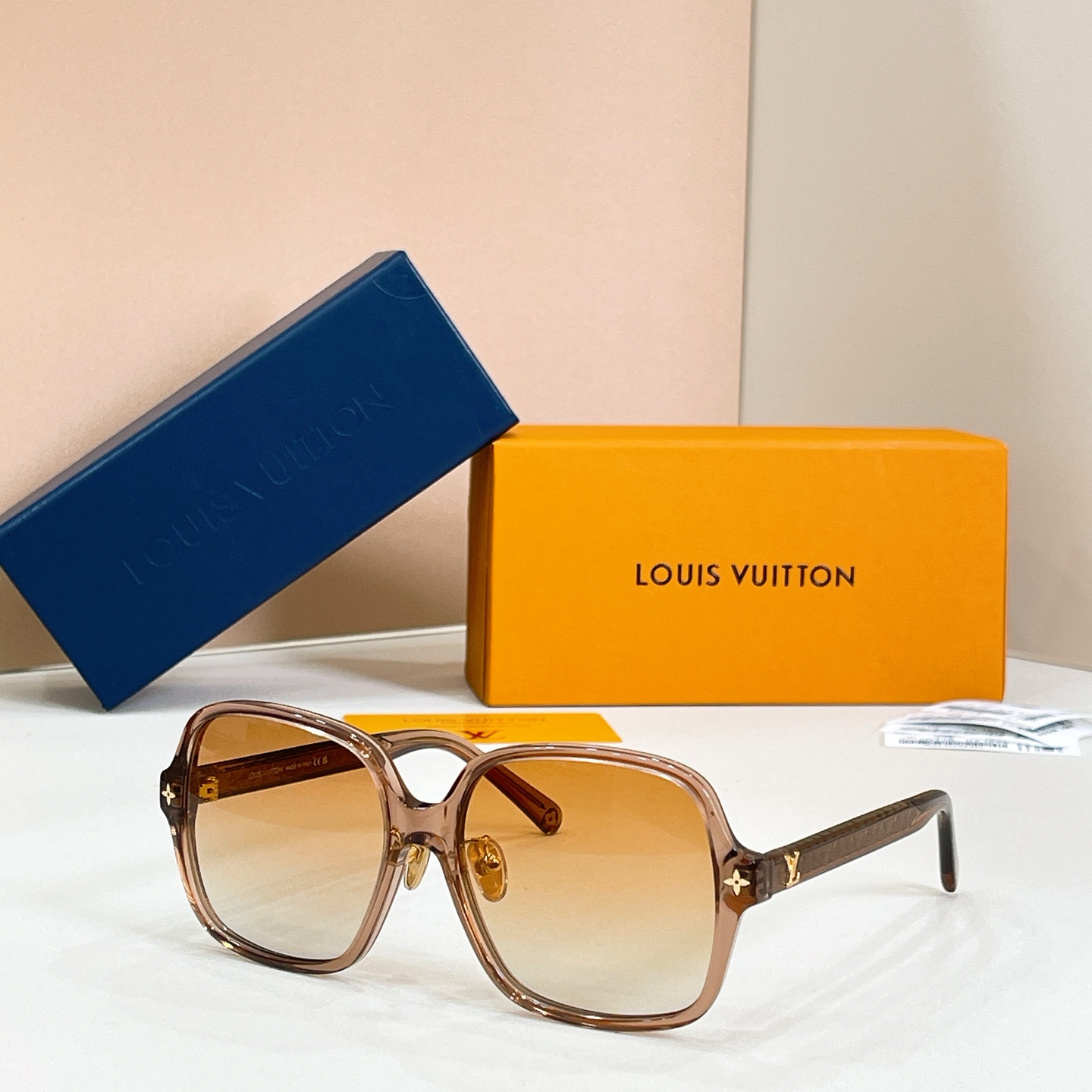 Louis Vuitton 13015073LOUIS VUITTO* MODEL：Z3044E SIZE：56口16-145 钟楚曦同款～～