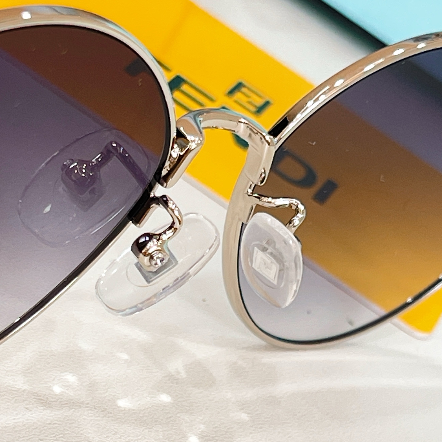 FENDI✨✨✨MODEL：FE40217U✨✨ SIZE：55口17-145✨✨✨