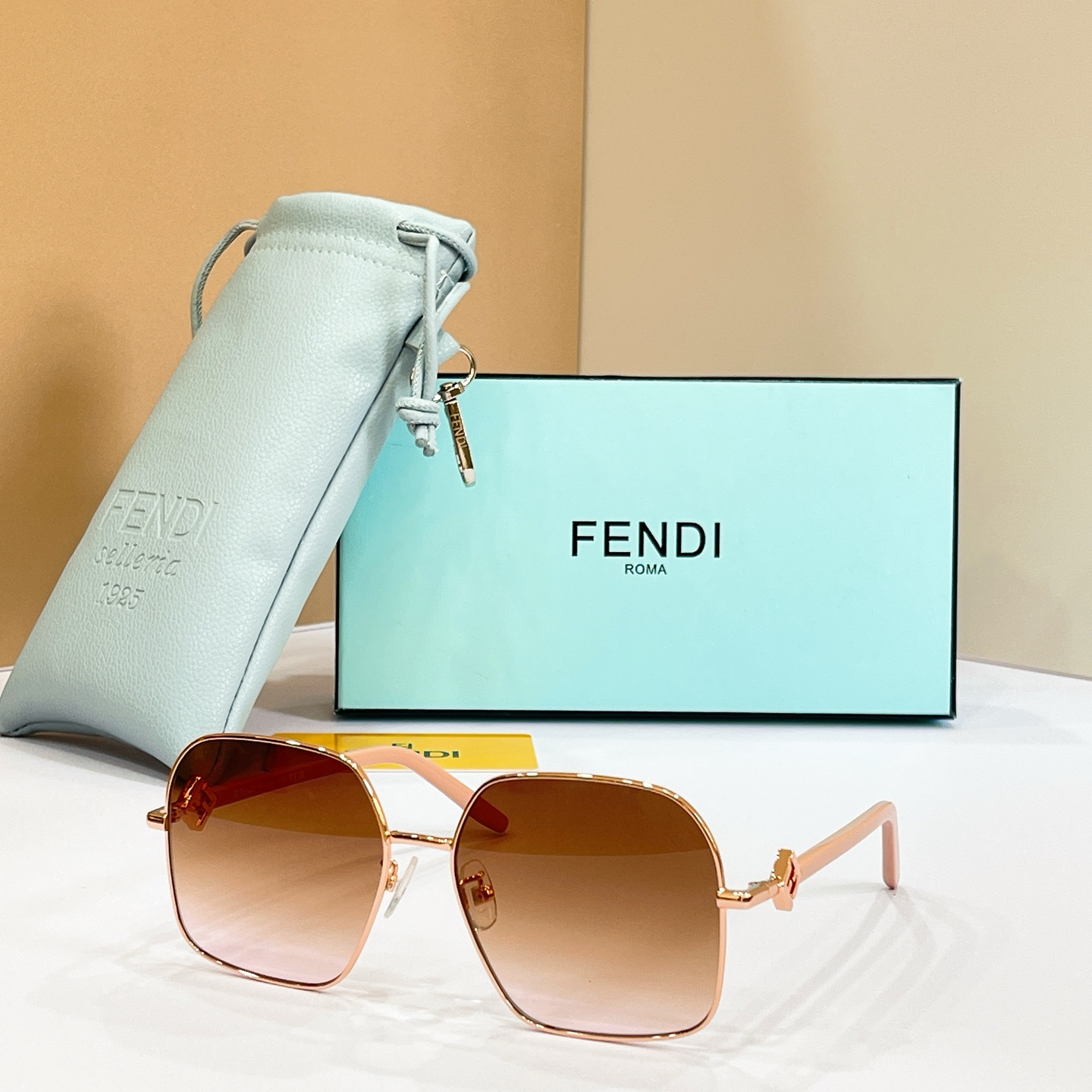 FENDI✨✨✨MODEL：FE40218U✨✨ SIZE：58口15-140✨✨✨