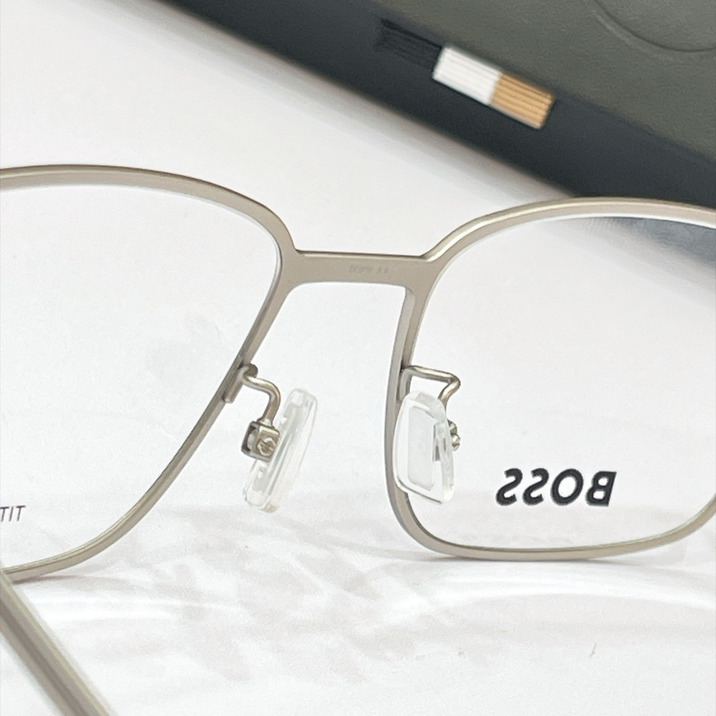 BOSS✨✨✨MODEL: Boss 1823✨✨✨SIZE：55口19-145✨✨✨钛～～原装货品～～