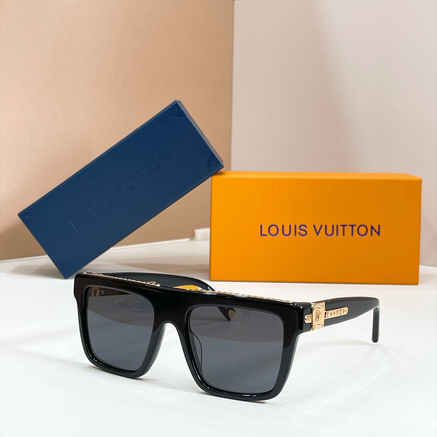 LOUIS VUITTON 太阳镜 板材 方形 黑框