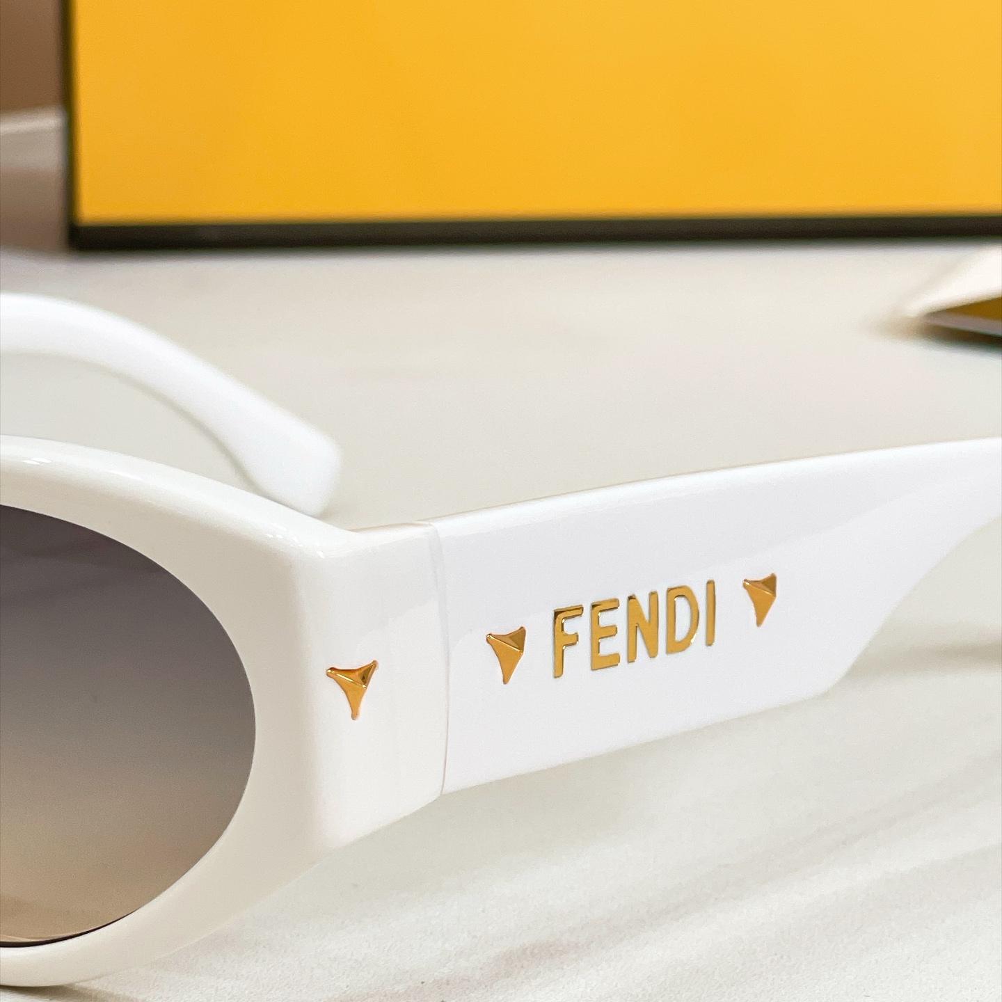 FENDI✨✨✨MODEL：FE40239I✨✨ SIZE：57口18-140✨✨✨