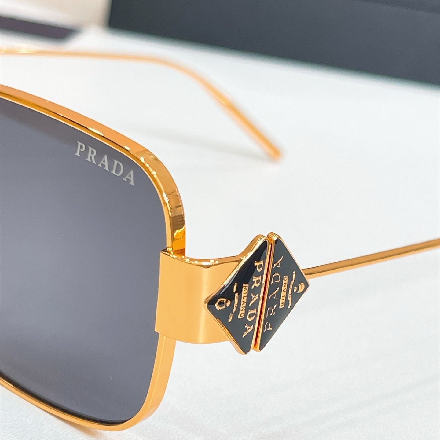 PRADA✨✨✨MODEL：SPR D68S✨✨✨SIZE：57口16-145✨✨✨