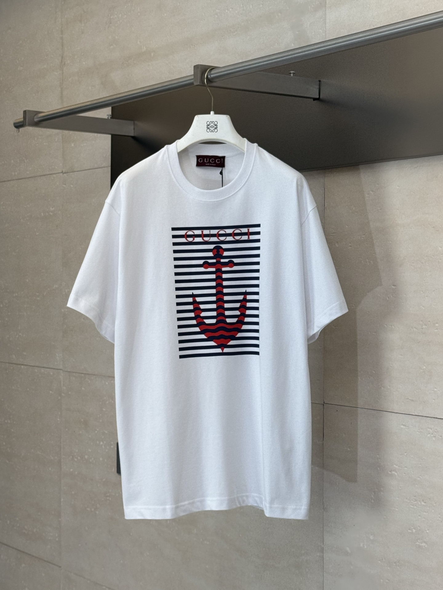 Gucci*/古驰 25Ss新款船锚印花圆领短袖 采用15S精棉平纹面料，230g；搭配32S双纱螺纹，300g。采用精梳工艺处理的棉纤维制成的平纹织物，相对于普通棉布而言，它的纤维排列更加整齐、密度更高，因此具有更好的质地和光泽。15S…