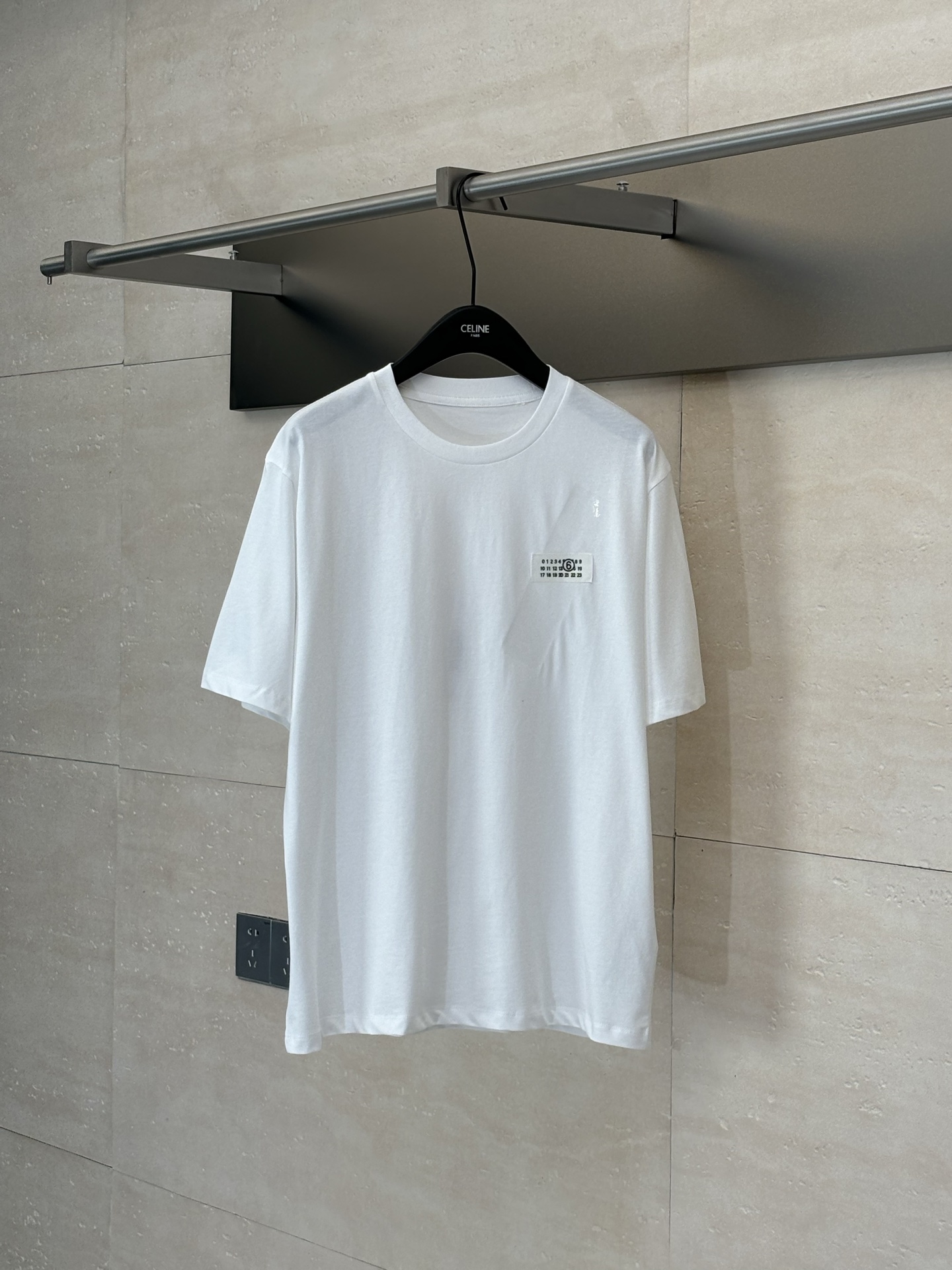 Maison Margiel*/马吉拉MM6 25SS胶带标签短袖 定织200g/m²精梳棉，经过双重气流梳理，剔除短纤维杂质，确保面料在夏季穿着时兼具透气性与挺括度，避免常规棉质的软塌问题。预缩处理技术，采用编织系统配合预缩整理，成衣水…