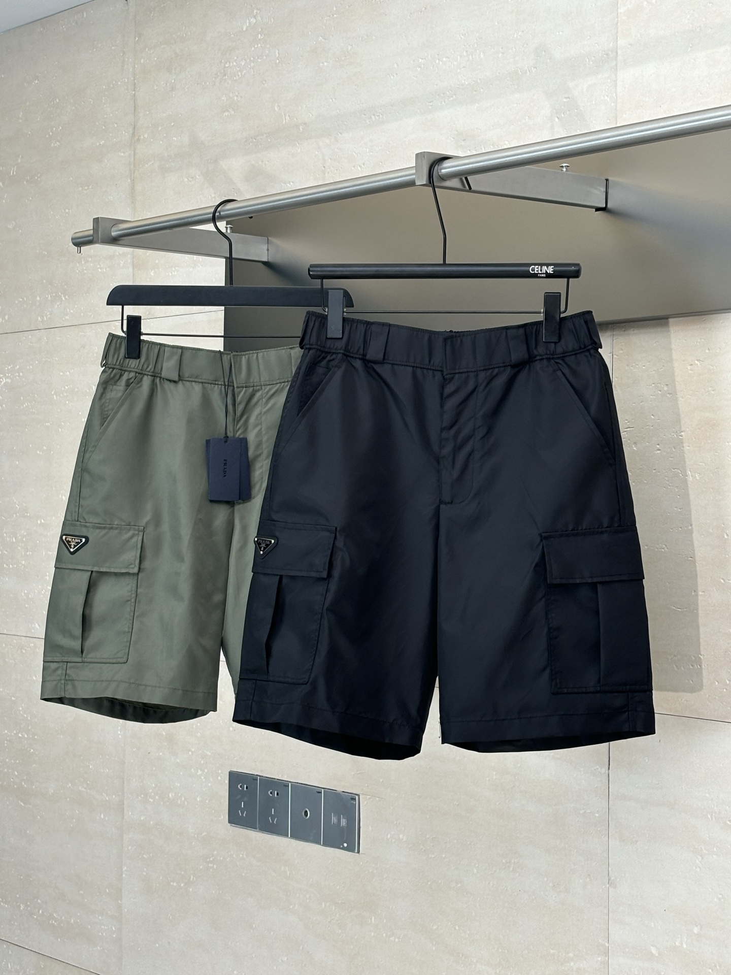 Los pantalones cortos cargo de nailon con dos bolsillos de Prad*/Prada están confeccionados con el icónico tejido de na…