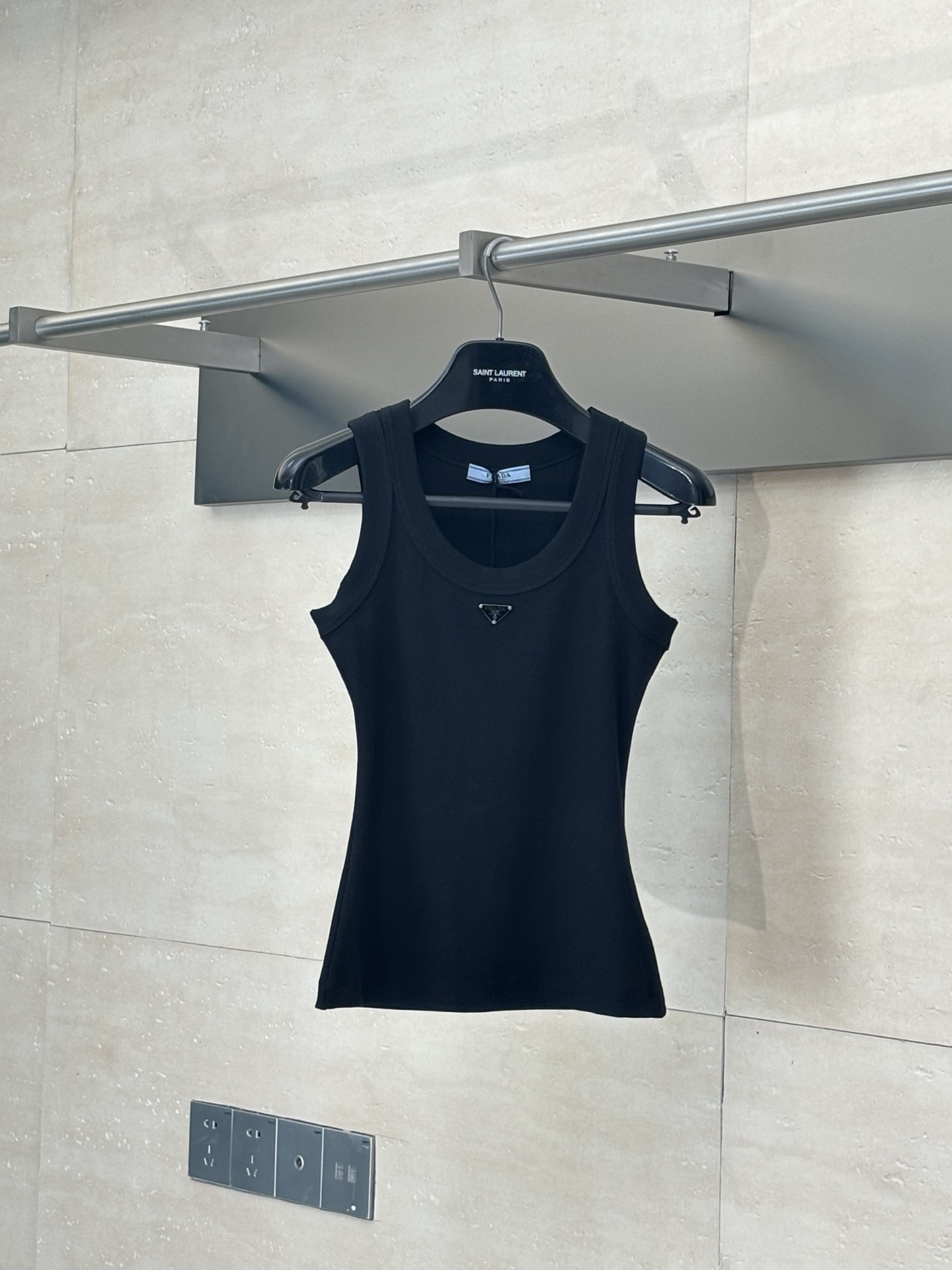 Prada*/Prada 25Ss nuevo chaleco corto con logo triangular. Tejido de punto roscado. El logotipo triangular de metal rec…